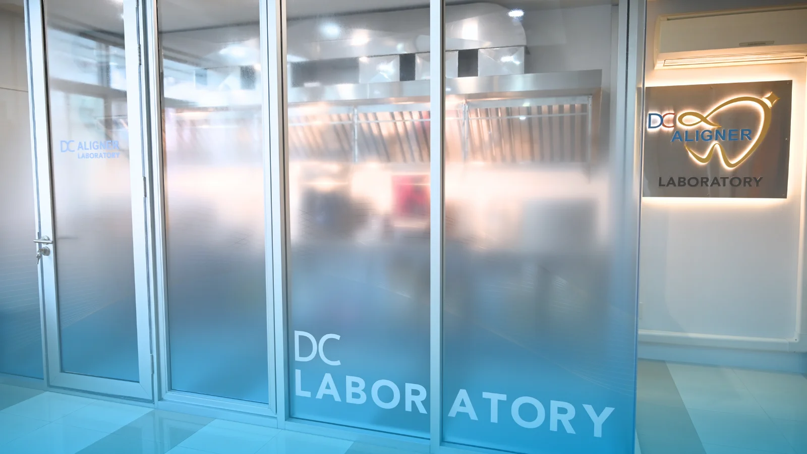 ประตูกระจก DC Aligner Laboratory ภายในคลินิกทันตกรรมดีซี จันทบุรี