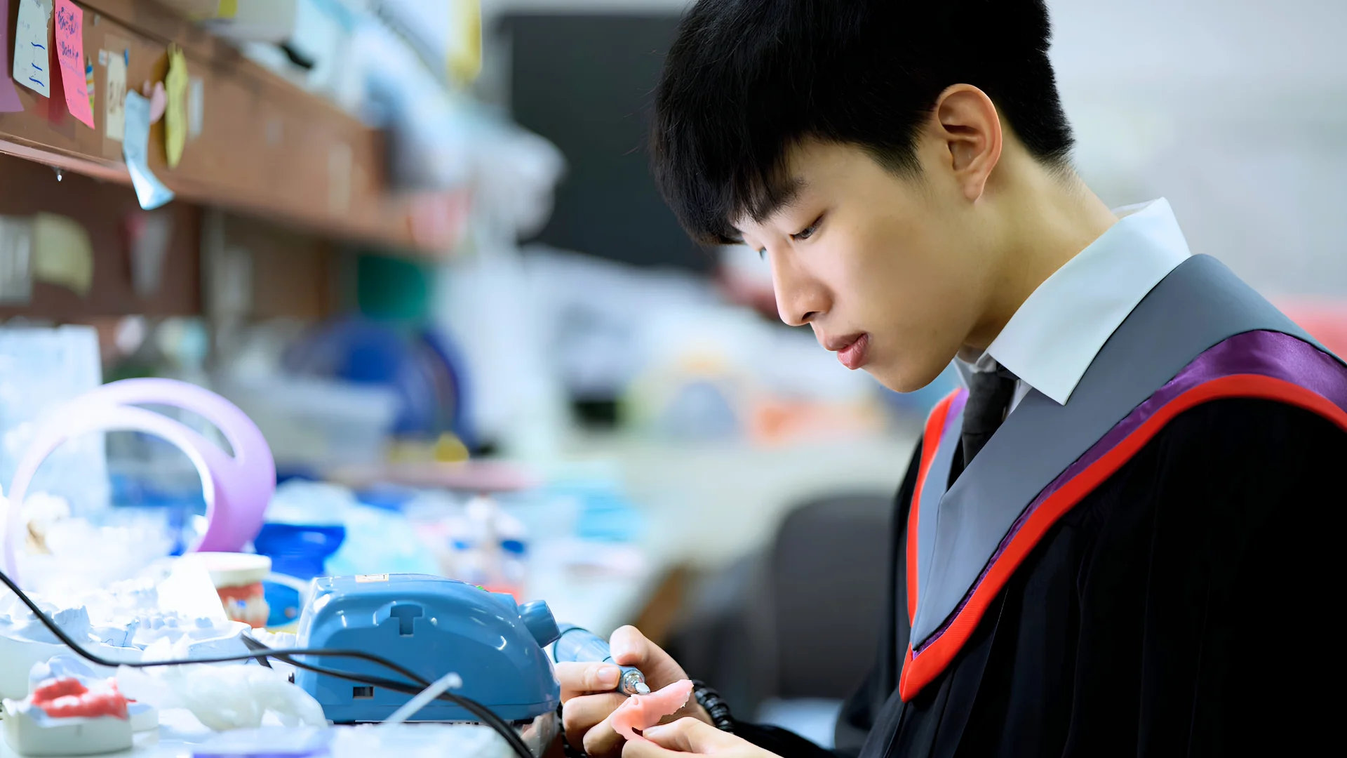 ทพ.ชยุต จิระวิชิตชัย กำลังแต่งชิ้นงานในห้องปฏิบัติการทันตกรรม