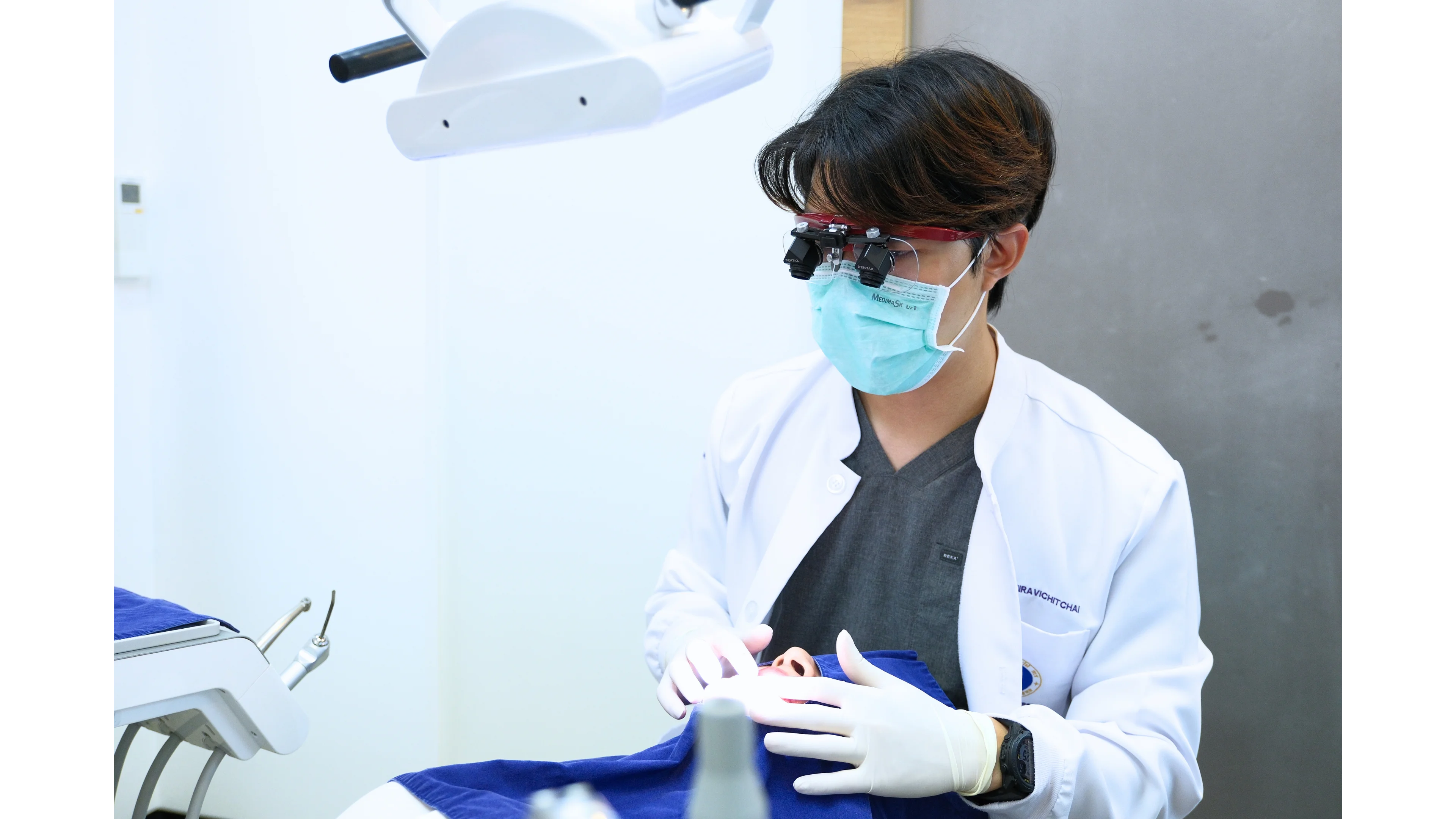 ทพ.ชยุต จิระวิชิตชัย กำลังตรวจและปรับเครื่องมือจัดฟันให้คนไข้