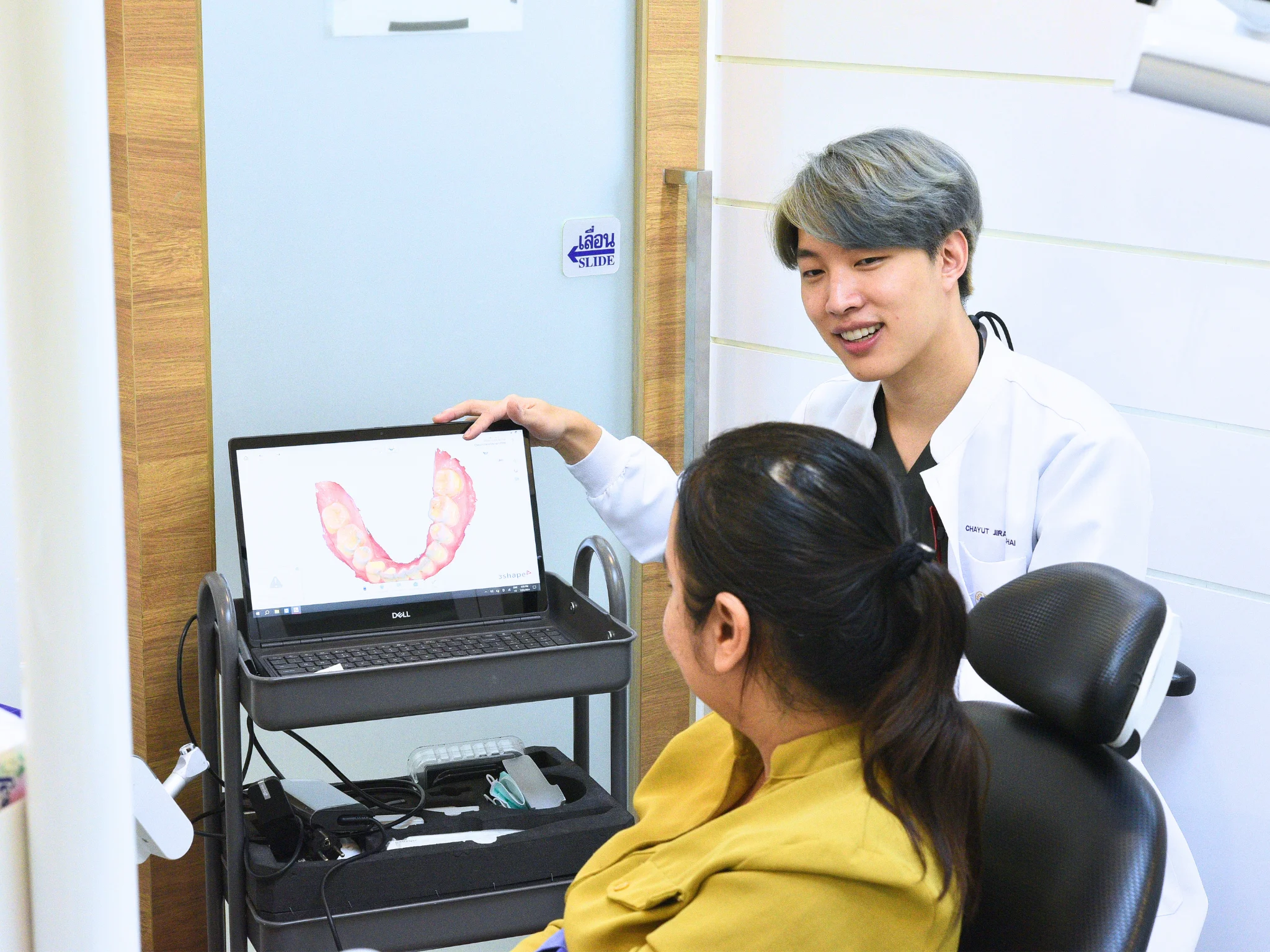 คนไข้และหมอนอร์ทกับกล่องชุด DC Aligner