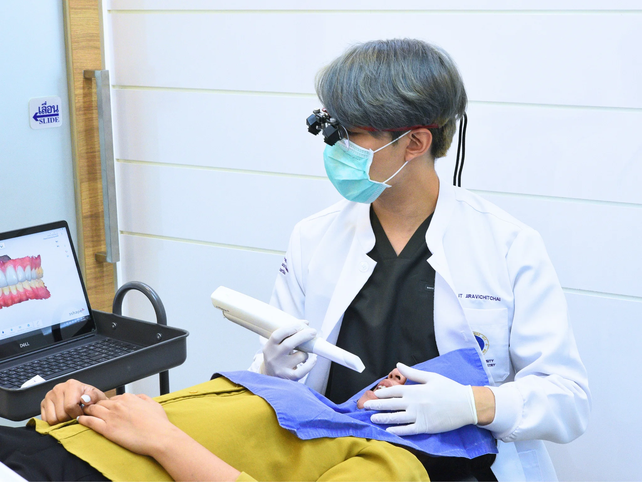 หมอนอร์ทอธิบายโมเดลสแกนสามมิติให้คนไข้ดูบนจอ